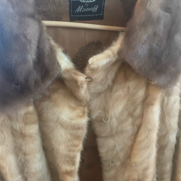 This gorgeous near perfect condition blonde Mink is by Mironoff Furs - Picture 5 of 9